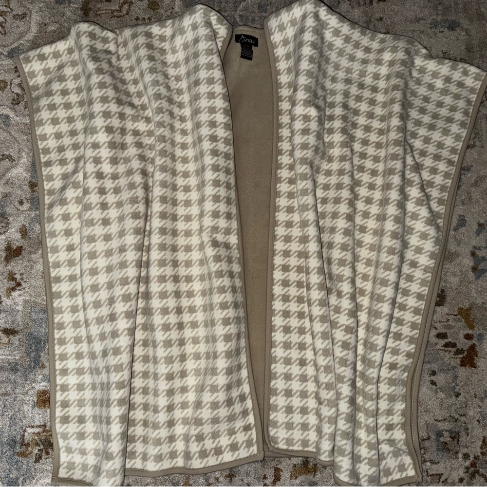 Eivissa Cream and Tan Houndstooth Poncho